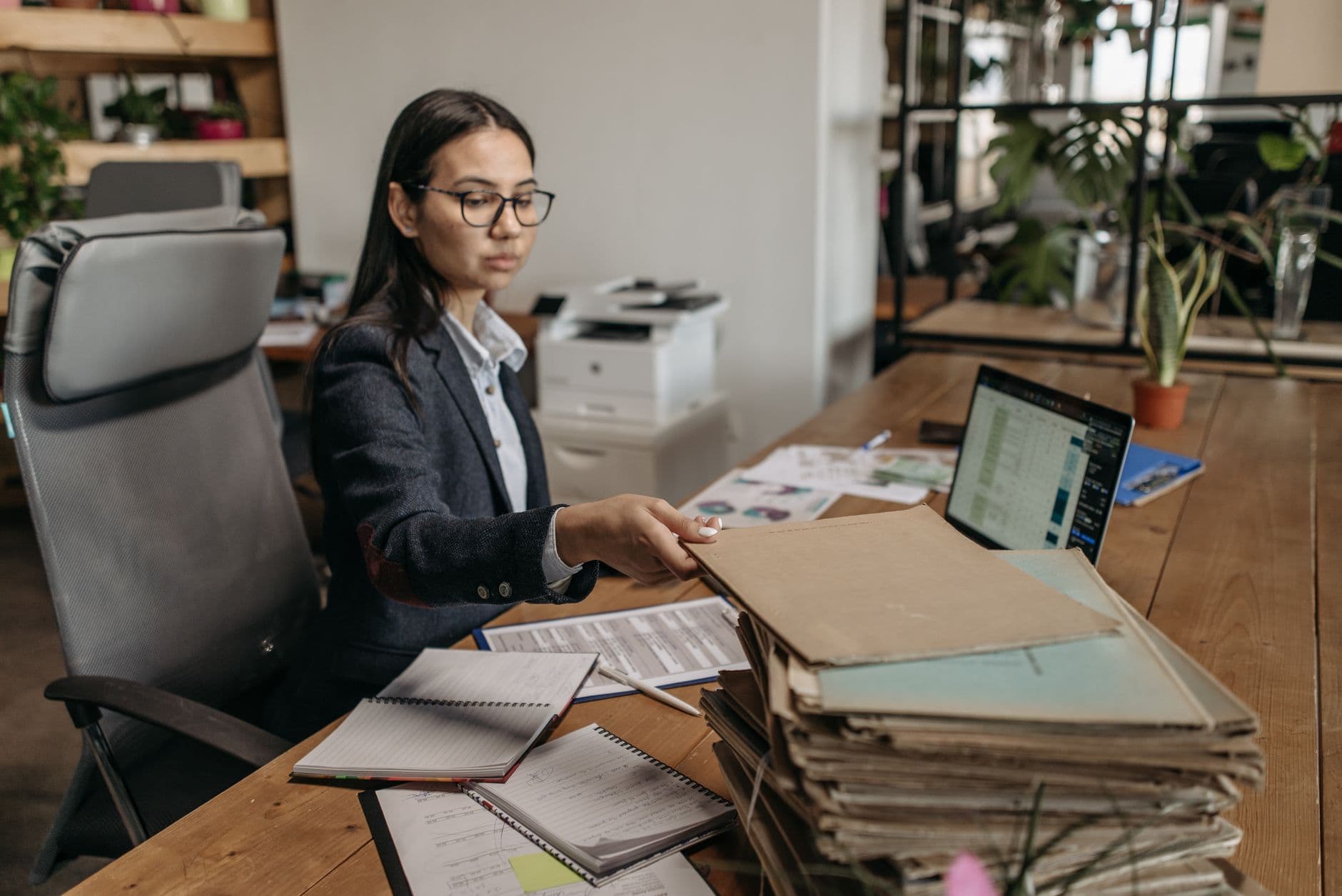 woman office resignation desk